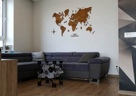 Medinis pasaulio žemėlapis kabinamas ant sienos. Darbo pavyzdys
