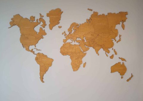 Medinis pasaulio žemėlapis kabinamas ant sienos