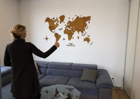 Medinis pasaulio žemėlapis kabinamas ant sienos. Darbo pavyzdys